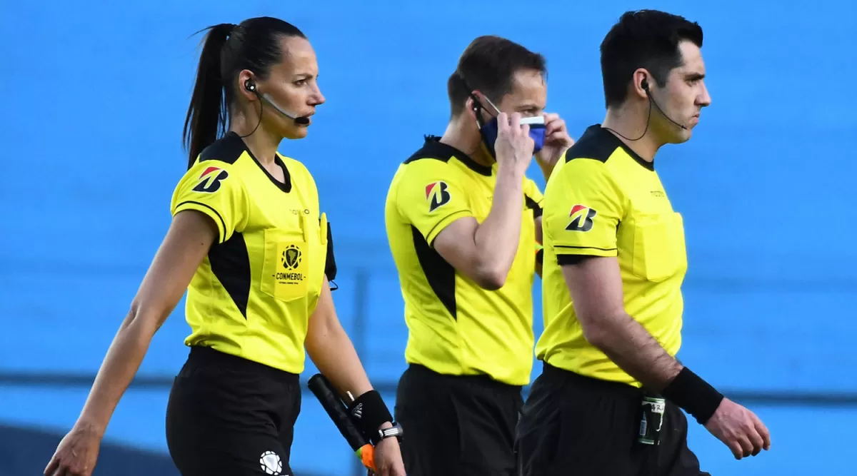 La argentina Mariana de Almeida, la primera mujer asistente en un partido masculino en la historia de la Copa Libertadores