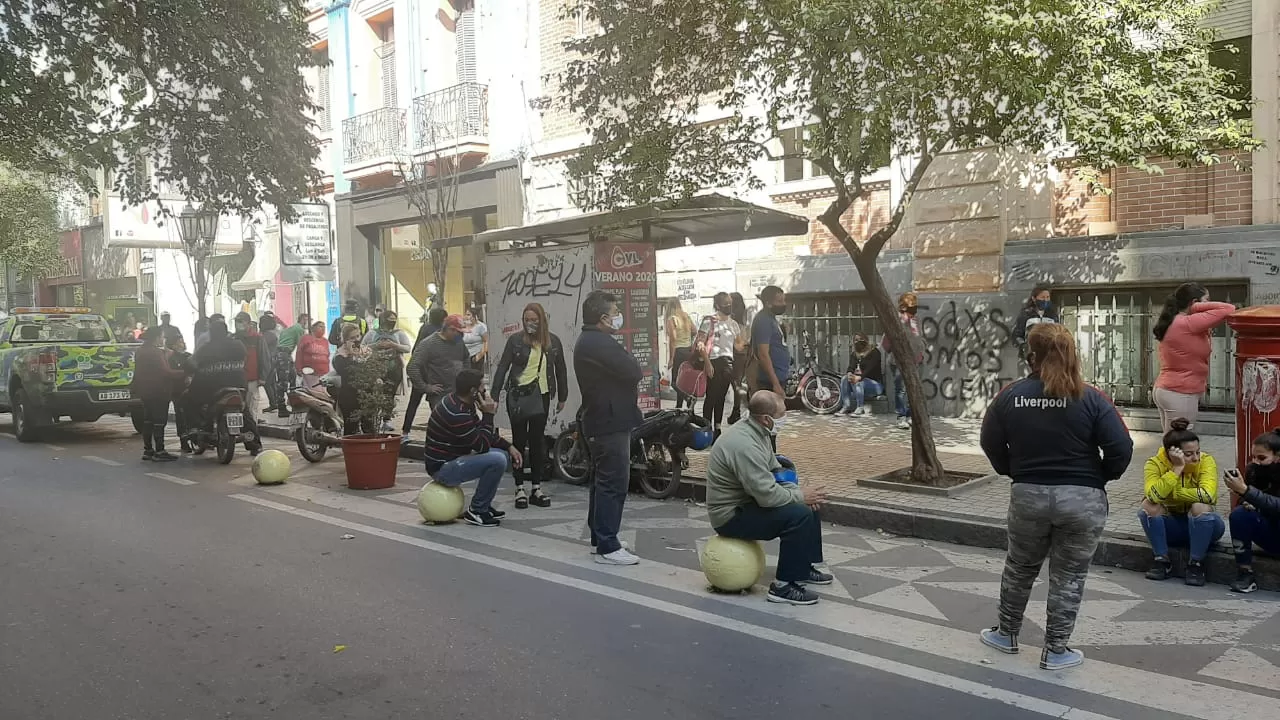 A LA ESPERA. Decenas de personas aguardan a las afueras del Correo Argentino en la jornada de pago del IFE 3. Foto LA GACETA / Analía Jaramillo