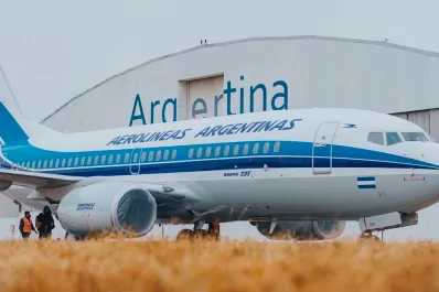 Aerolíneas Argentinas presentó su avión pintado con colores y diseño retro, por su 70 aniversario