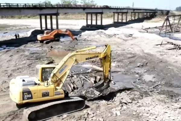 Extraen los restos del puente carretero de Río Seco