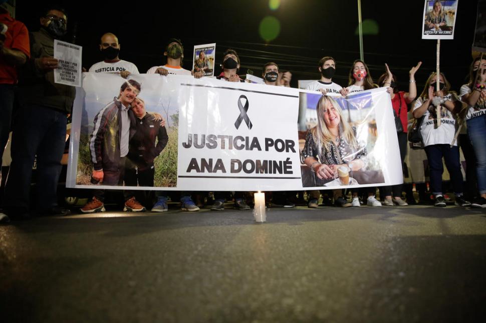 REACCIÓN. Una multitud acompañó a la familia Dominé en la marcha.