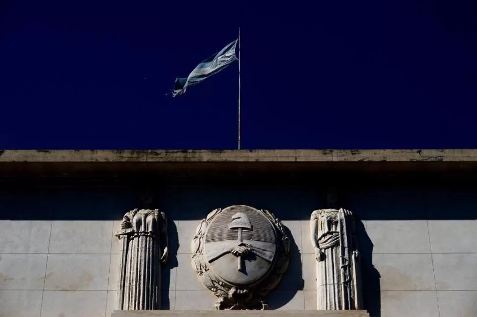 DETALLE DEL FRONTISPICIO DEL PALACIO DE JUSTICIA. Relieves del edificio principal de los Tribunales que inauguró el juez Juan Heller en 1939. la gaceta / foto de diego aráoz