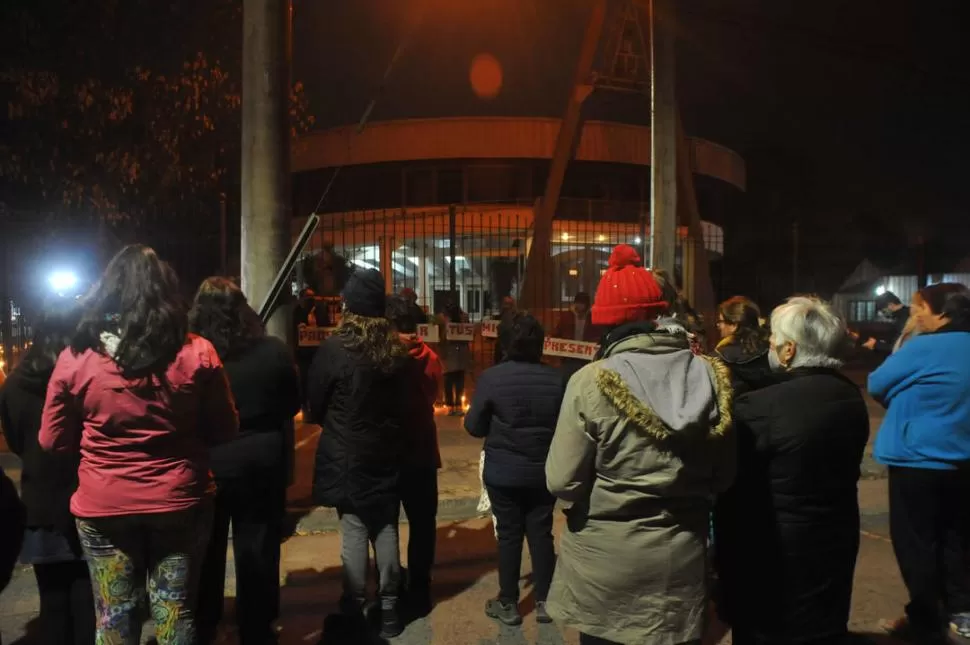 DUELO. Vecinos y feligreses durante una vigilia en San Martín de Porres. 