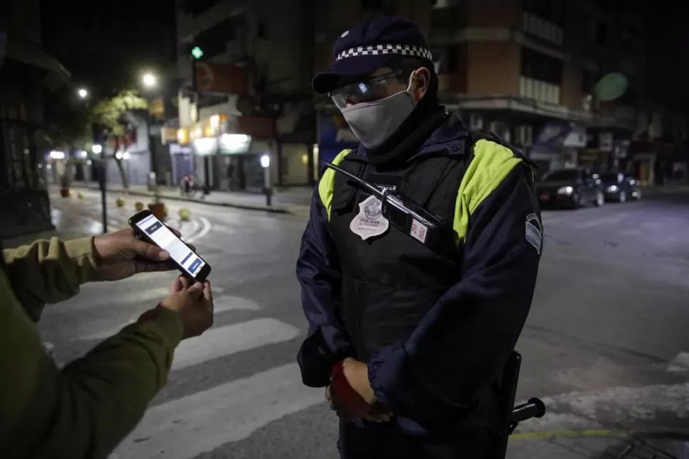 En calles desiertas la policía busca desalentar las salidas y reuniones familiares