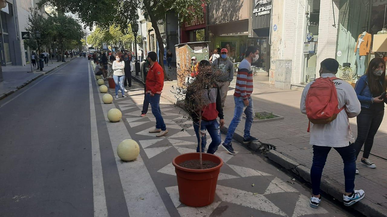 A LA ESPERA. Decenas de personas aguardan a las afueras del Correo Argentino en la jornada de pago del IFE 3. Foto LA GACETA / Analía Jaramillo