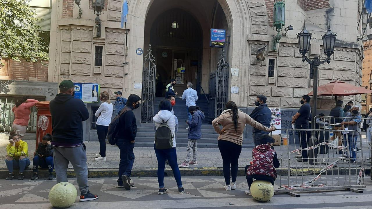 A LA ESPERA. Decenas de personas aguardan a las afueras del Correo Argentino en la jornada de pago del IFE 3. Foto LA GACETA / Analía Jaramillo