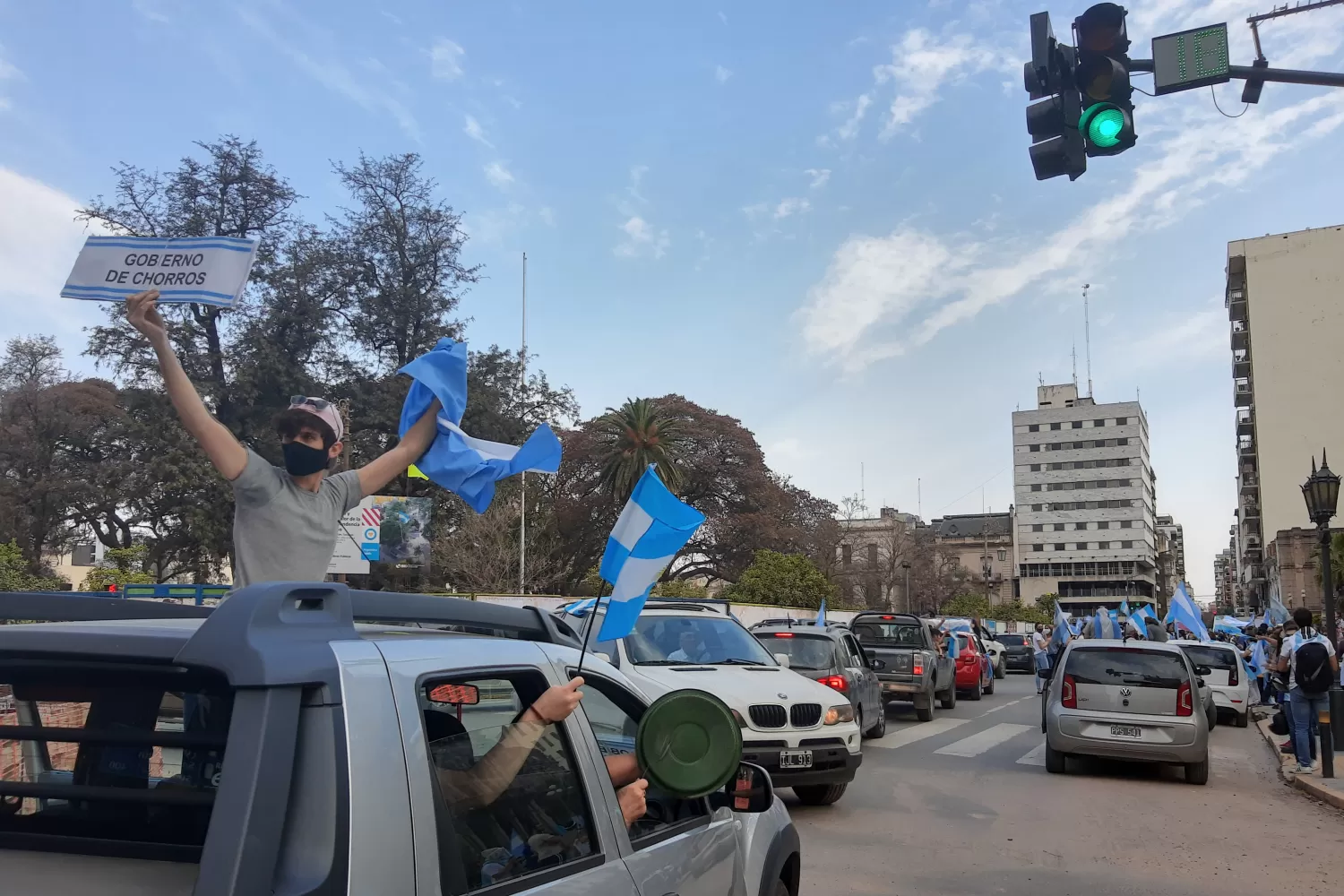 CACEROLAS Y BANDERAS. En automóvil y a pie, tucumanos protestaron frente a la Casa de Gobierno. Foto LAGACETA.com