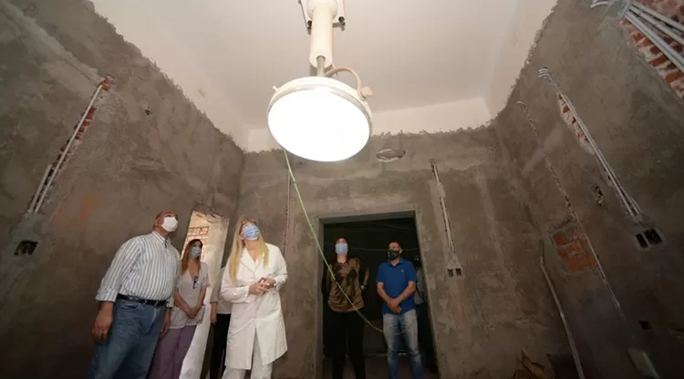 EN OBRAS. Manzur, junto a Chahla y la intendenta Figueroa, en el hospital de Alberdi. Foto: Comunicación Pública