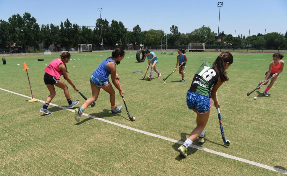 MANTENER EL VÍNCULO. La deserción preocupa a los dirigentes de hockey. Aunque sea de forma virtual, competir es clave. LA GACETA / FOTO DE JOSé NUNO