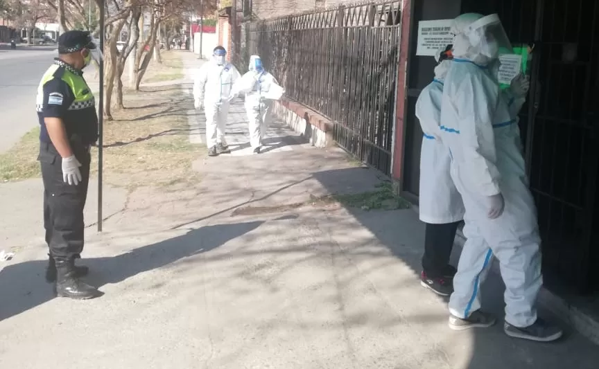 BÚSQUEDA DE FEBRILES. Agentes sanitarios y de seguridad participan del operativo de detección de coronavirus. Foto: Prensa Siprosa