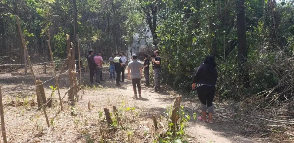 LA FUERZA. La Policía y la Guardia Urbana Municipal  se presentaron en el lugar con los dueños para poner punto final a la usurpación.  