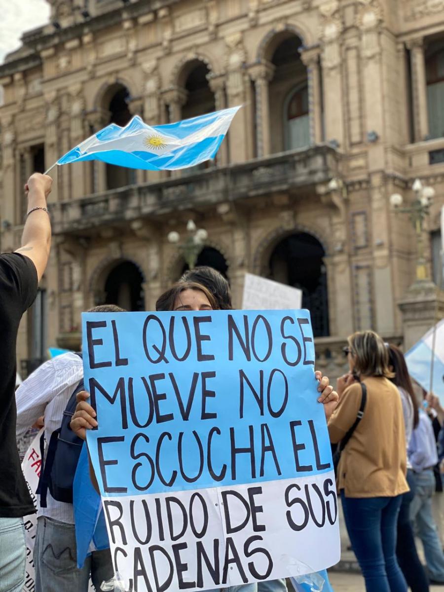 PANCARTA. Protesta frente a la Casa de Gobierno. Foto: LG WhatsApp