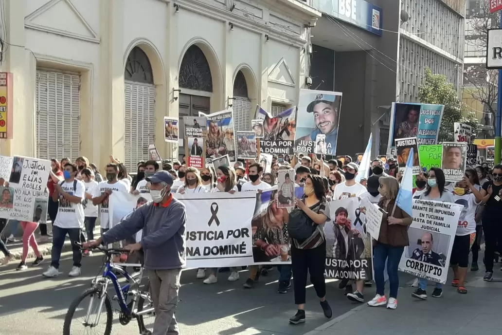 MOVILIZACIÓN. En vehículos y caminando, familiares y allegados circulan por calle 24 de Septiembre. 