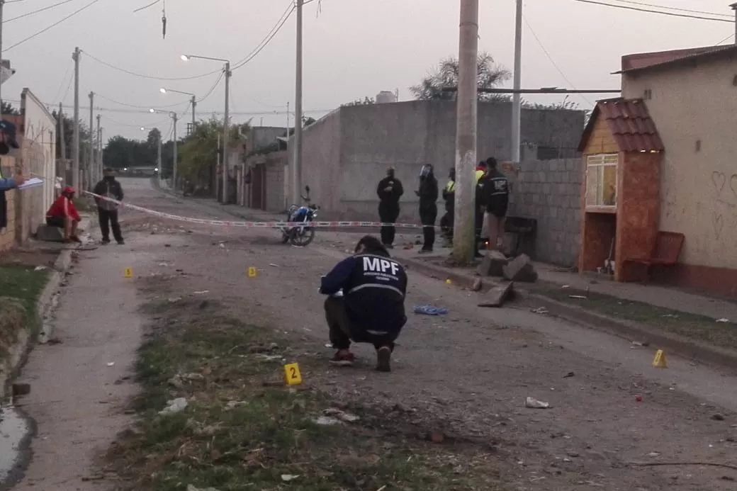 LUGAR DEL HECHO. Peritos reúnen pruebas, tras el ataque. FOTO: MINISTERIO PÚBLICO FISCAL.