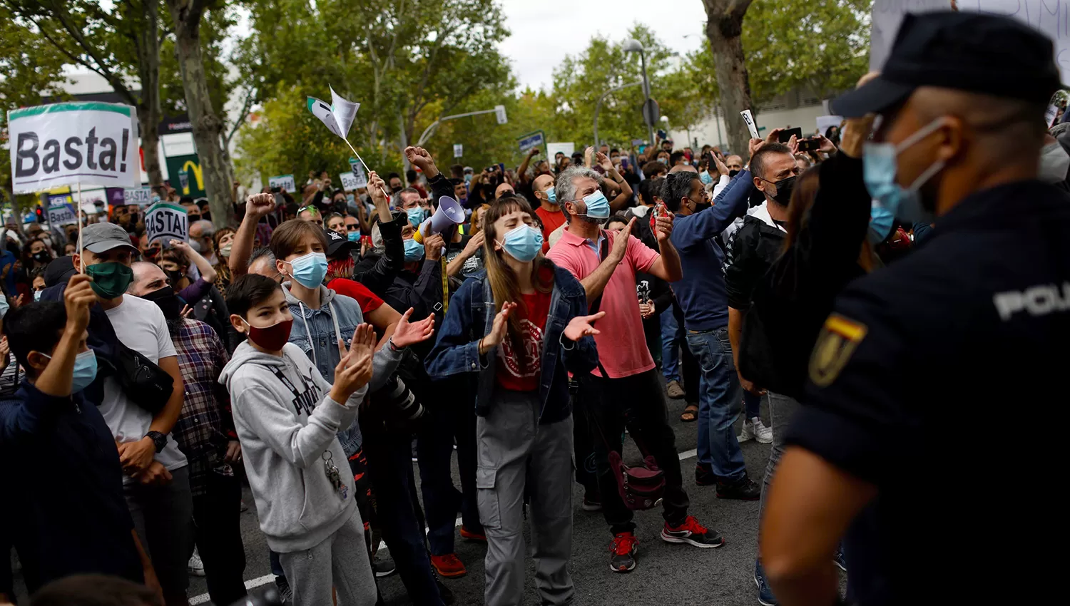 ENOJO. En los barrios más pobres de Madrid crece el malestar por una gestión de la pandemia de la covid-19 que consideran desastrosa, y a la que se suman décadas de abandono institucional de ls gobernantes.