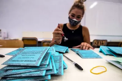 Con barbijo obligatorio y distanciamiento, Italia vota si reduce la cantidad de legisladores