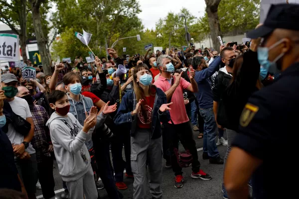 Protestas en Madrid a horas de que empiecen a regir nuevas restricciones por la covid-19