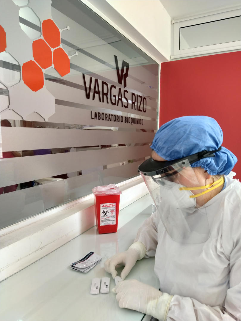 A partir de una muestra de sangre puede detectarse la presencia de anticuerpos contra el virus. 