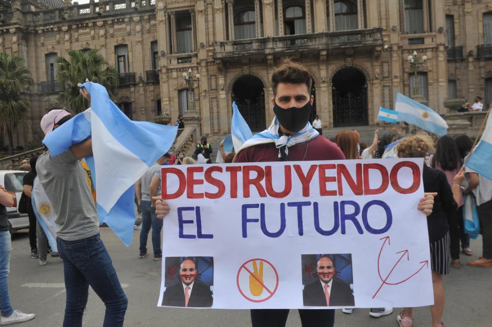 RECLAMO LOCAL. En la manifestación hubo consignas contra Manzur.