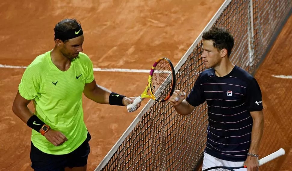 JAQUE MATE. Rafael Nadal, el rey del polvo de ladrillo, reconoce el triunfo de Diego Schwartzman. “Peque” va por todo en el certamen del Foro Itálico. 