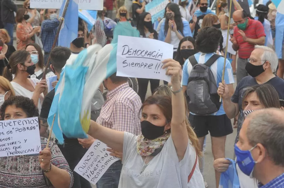 CON LOS COLORES DE LA BANDERA. La plaza Independencia volvió a ser el punto de concentración de la protesta. 