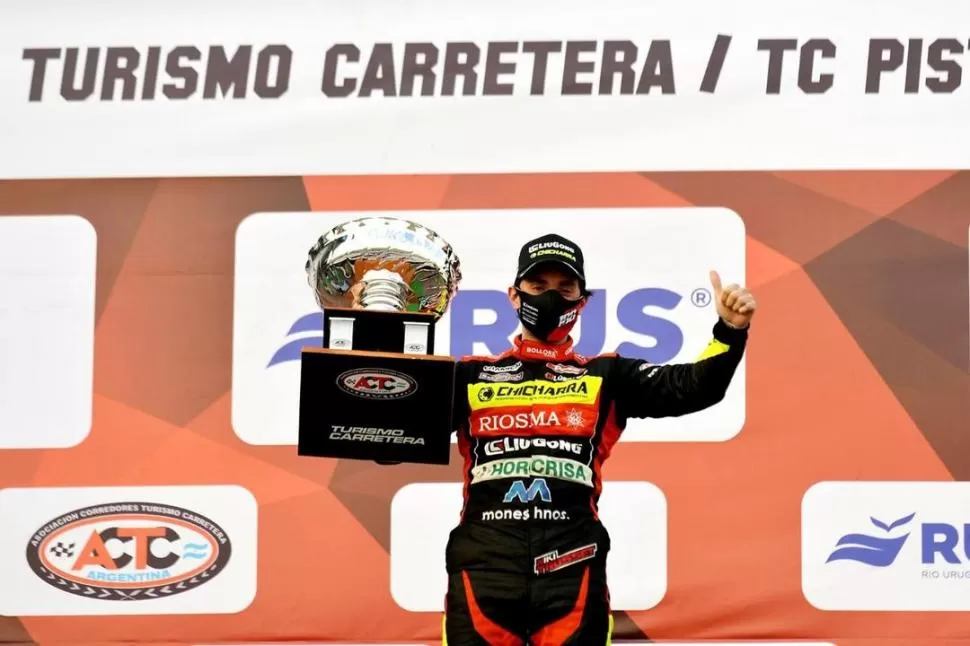 CON PESO. Corbalán empezó con botellas de agua y libros. Ahora, se equipó con elementos específicos.