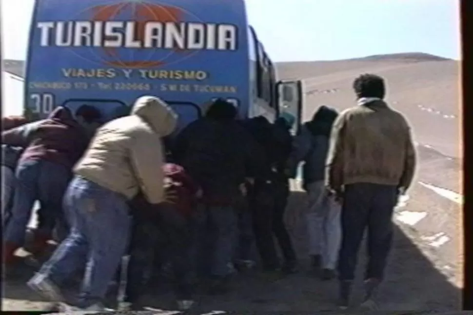 AL RESCATE. Los amigos que salieron en auto hacia la Cordillera para buscarlos. la gaceta / archivo   