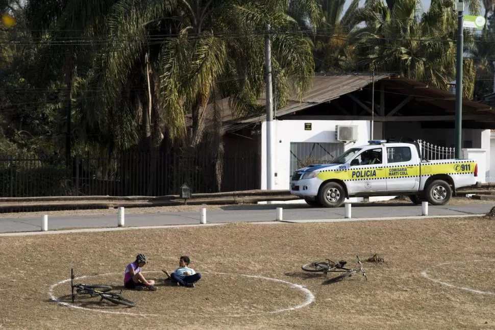 CONTROLES TODO EL DÍA. La Policía recorrerá plazas, parques, bares y restaurantes para evitar las reuniones masivas. 