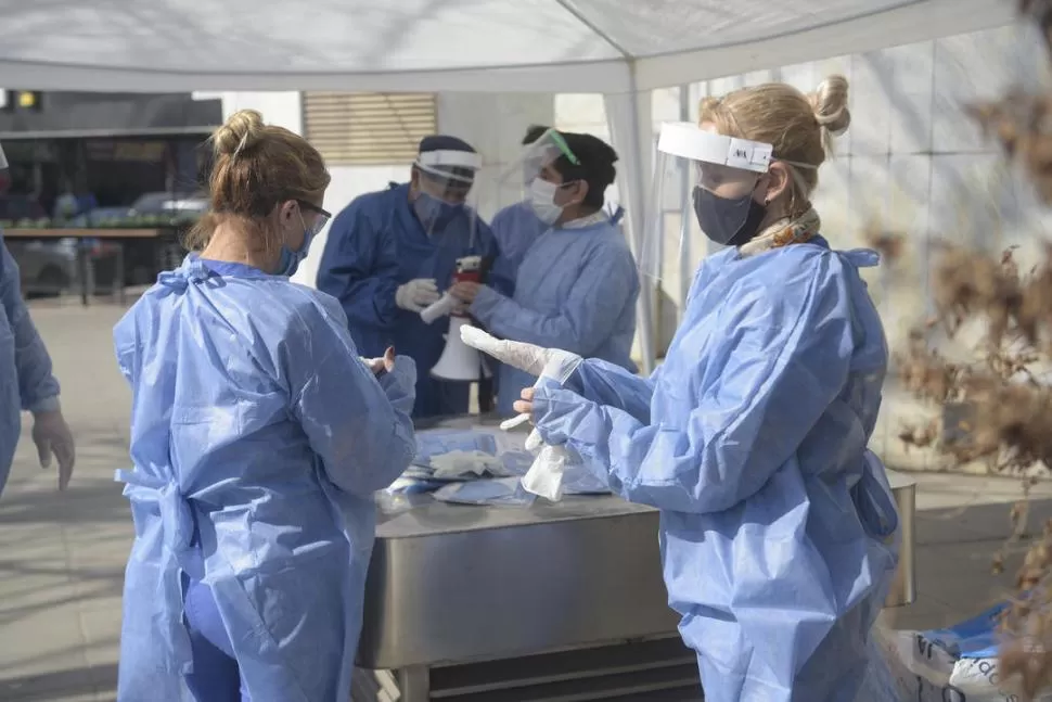 PROTECCIÓN. Agentes de la salud realizaron controles de temperatura. la gaceta / foto de franco vera