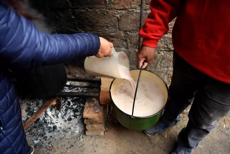 MÁS GENTE NECESITA ALIMENTOS. En los merenderos y comedores sostienen que surgen contagios entre quienes cocinan y luego no pueden asistir a los niños que allí concurren. / Foto de José Nuno (archivo)