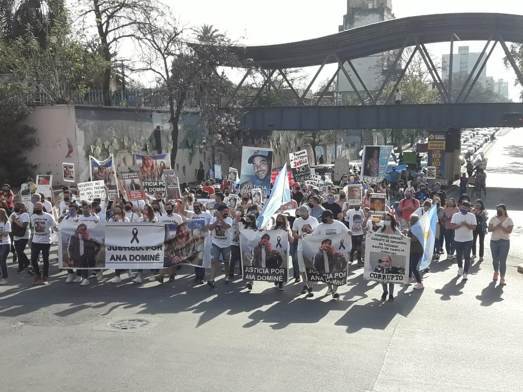 MOVILIZACIÓN. En vehículos y caminando, familiares y allegados circulan por calle 24 de Septiembre.