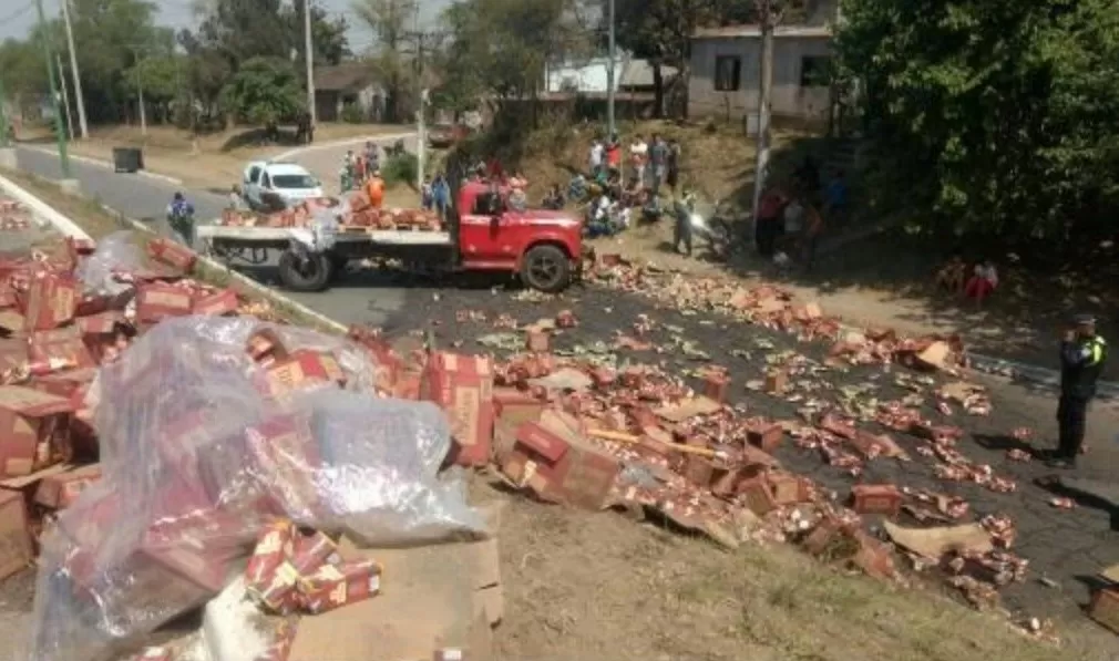 EN LA AUTOPISTA. Las cajas de vino quedaron desparramadas en el pavimento.