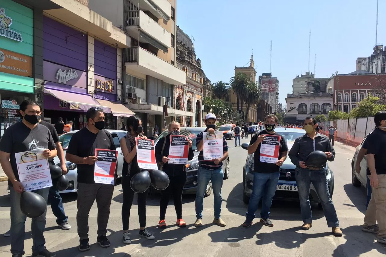 FRENTE A LA CASA DE GOBIERNO. Salvemos el turismo, reclamaron trabajadores con pancartas. LA GACETA / Foto de Inés Quinteros Orio