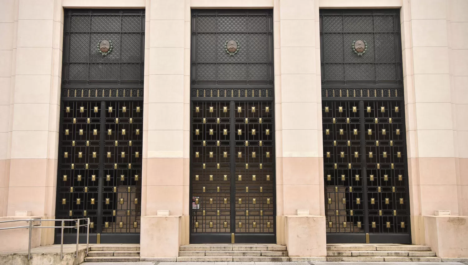 PODER JUDICIAL. Puerta de acceso al Palacio de Tribunales, sobre el pasaje Vélez Sársfield.