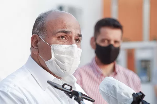 Manzur insistió en que todavía no hay una vacuna y la única alternativa es cuidarnos