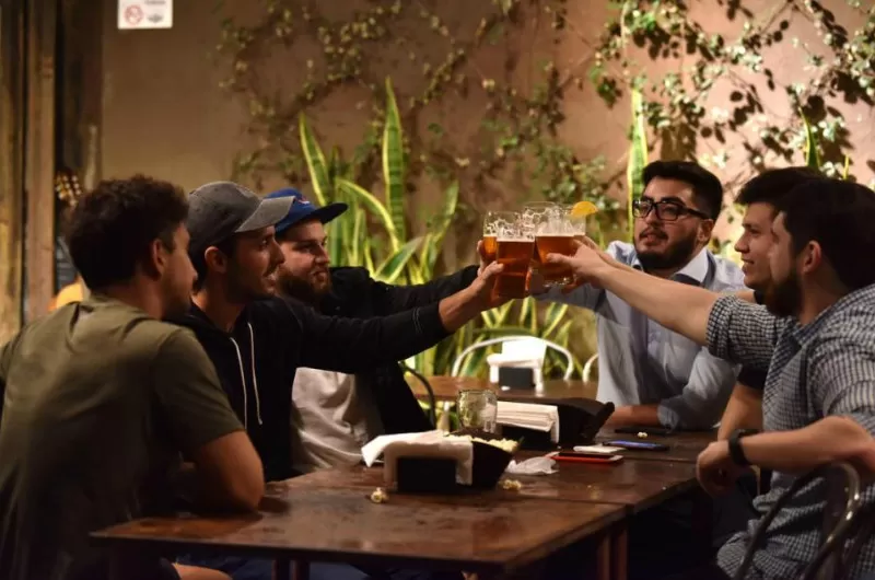 Según el decreto provincial, hoy se debería festejar el Día del Amigo