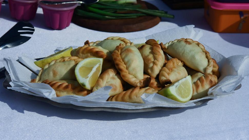 COMO DIOS MANDA. Las finalistas presentaron sus empanadas de matambre cocidas al horno de barro. 