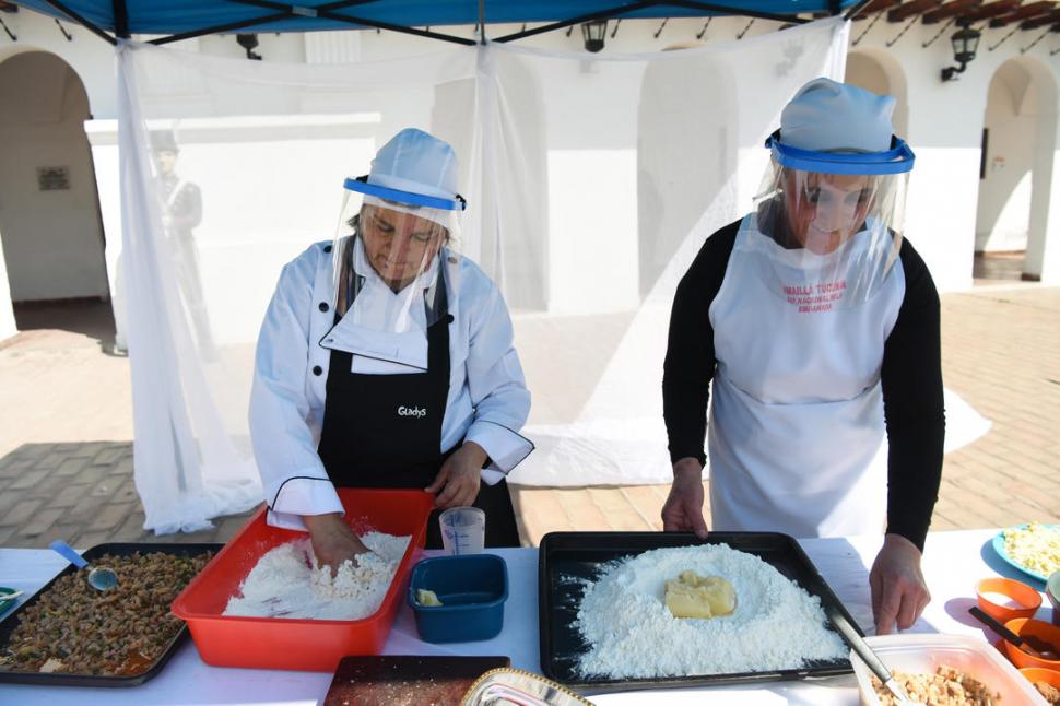 GANADORAS. Gladys y Ana, sobrina y tía, subcampeona y campeona de la empanada.