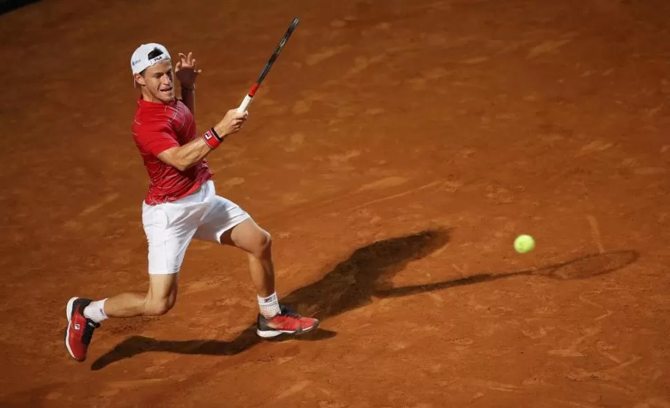 QUE FUNCIONE. El drive de Schwartzman deberá ser efectivo al máximo hoy ante el número uno del mundo, que en 2019 lo eliminó del torneo romano en tres sets.