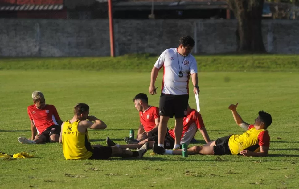 EL REGRESO. La idea de la CD es que durante esta semana el plantel retome las prácticas. Gonzalo Cano (de pie) sería uno de los “profes” encargados de dirigirlas. 