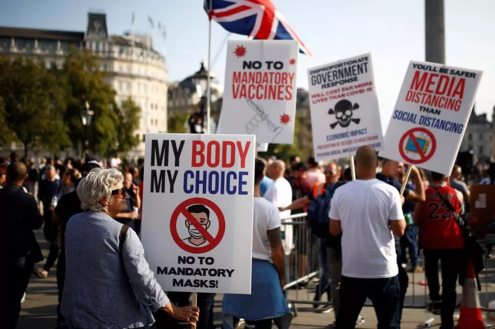 LONDRES. Manifestantes en la plaza Trafalgar, contra la cuarentena.  