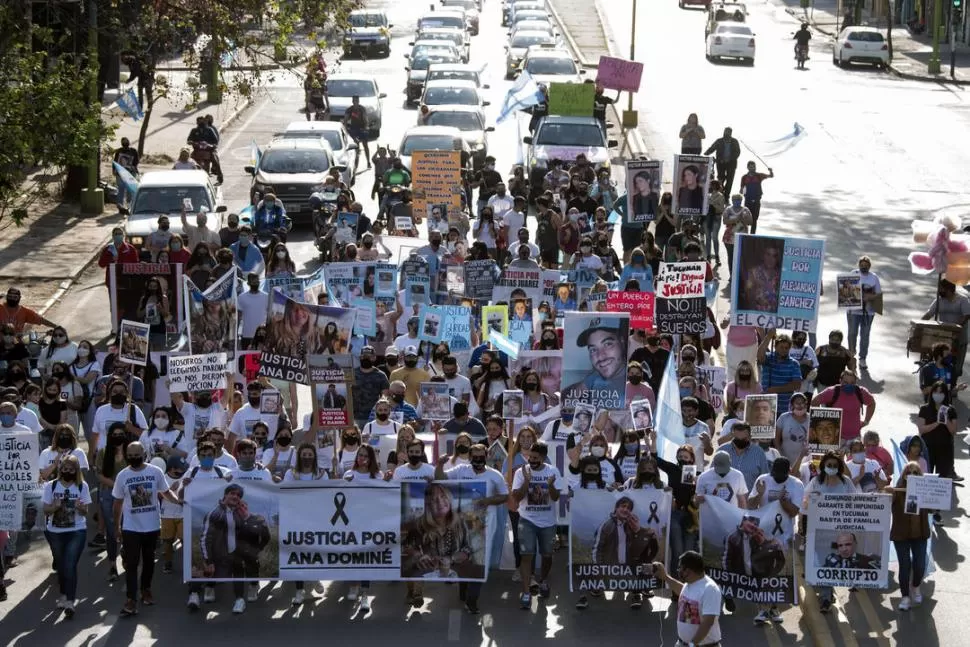 UNIDOS. La familia de Ana Dominé estuvo acompañada por parientes de otras víctimas de homicidio en la provincia. Marcharon a Casa de Gobierno. la gaceta / foto de diego aráoz