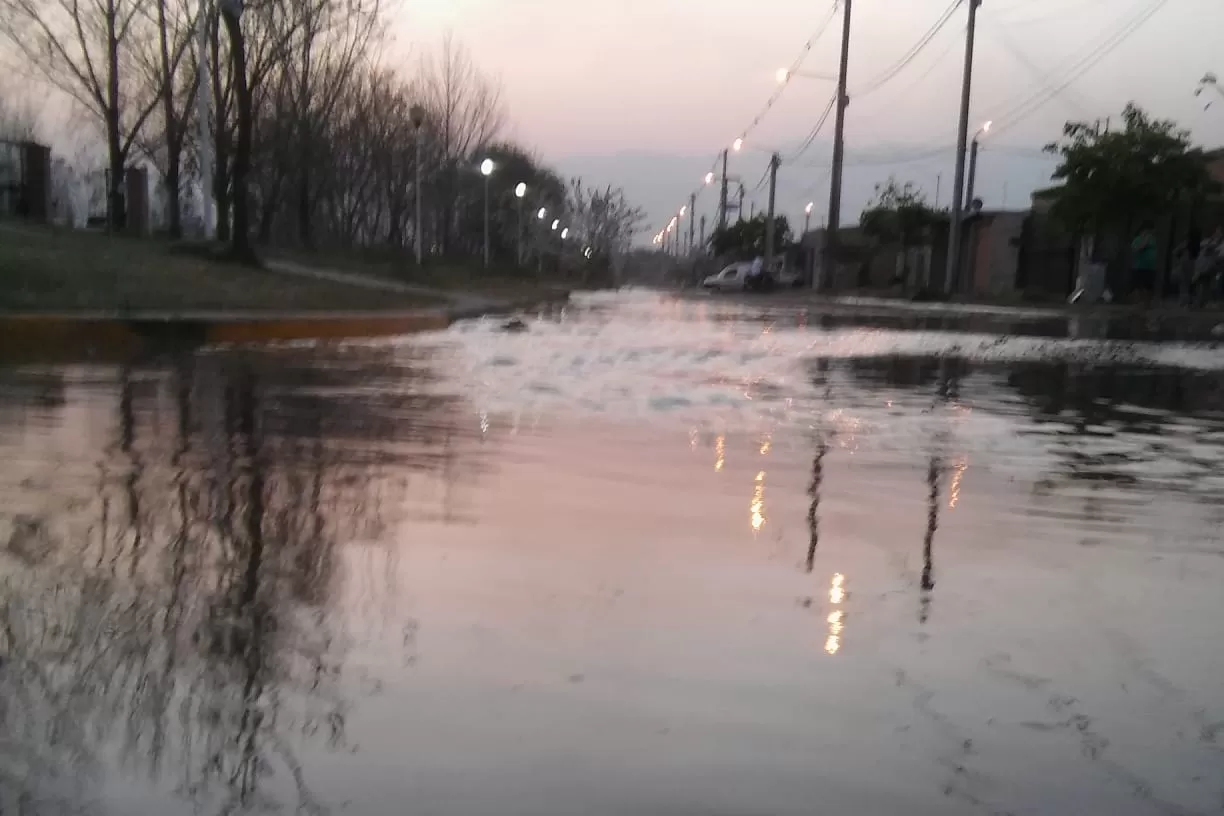 Barrios del sur de Concepción, anegados por el desborde de una acequia