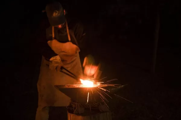 Creación artesantal: golpe a golpe, un filo único