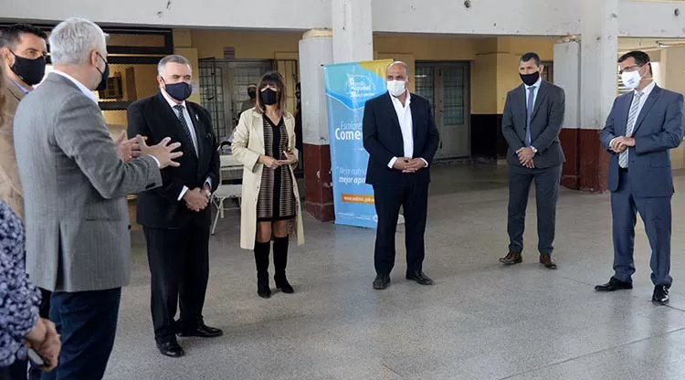 EN VILLA MUÑECAS. El gobernador Manzur, junto al vicegobernador Jaldo, en la escuela Zenón Santillán. Foto: Comunicación Pública