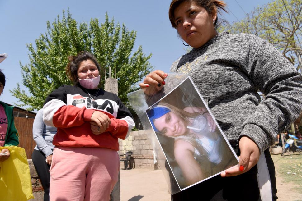 LA VÍCTIMA. Las hijas de Verónica muestran su fotografía. 