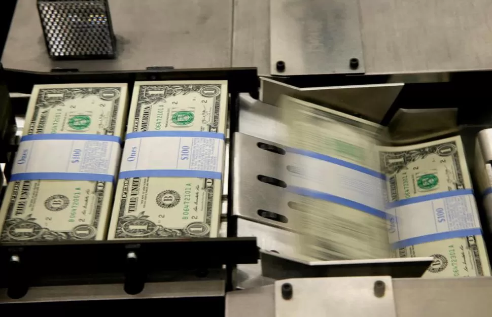 INCERTIDUMBRE. En Argentina, los ahorristas tienden a acudir al dólar. 