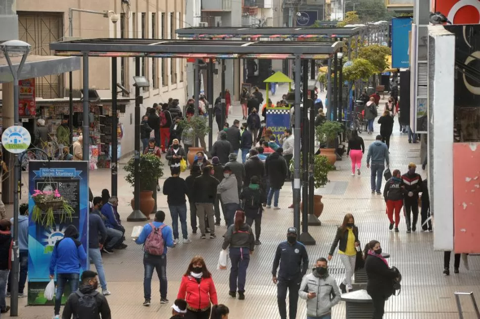 RIESGOS EN LAS AGLOMERACIONES. Hay un alto número de personas que están contagiadas y no lo saben, y circulan por las calles. la gaceta / foto de antonio ferroni