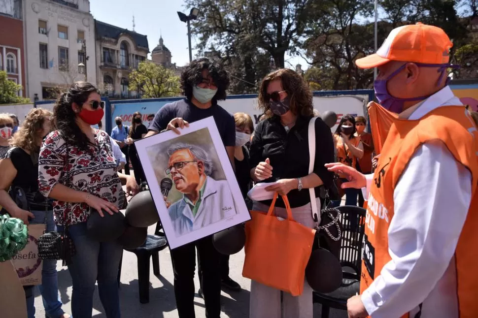 HOMENAJE. Sus compañeros de trabajo recordaron a Amenábar. 