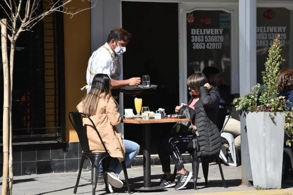 NUEVA NORMALIDAD. La tarde soleada invitaba al cafecito.  la gaceta / foto de rodolfo casen